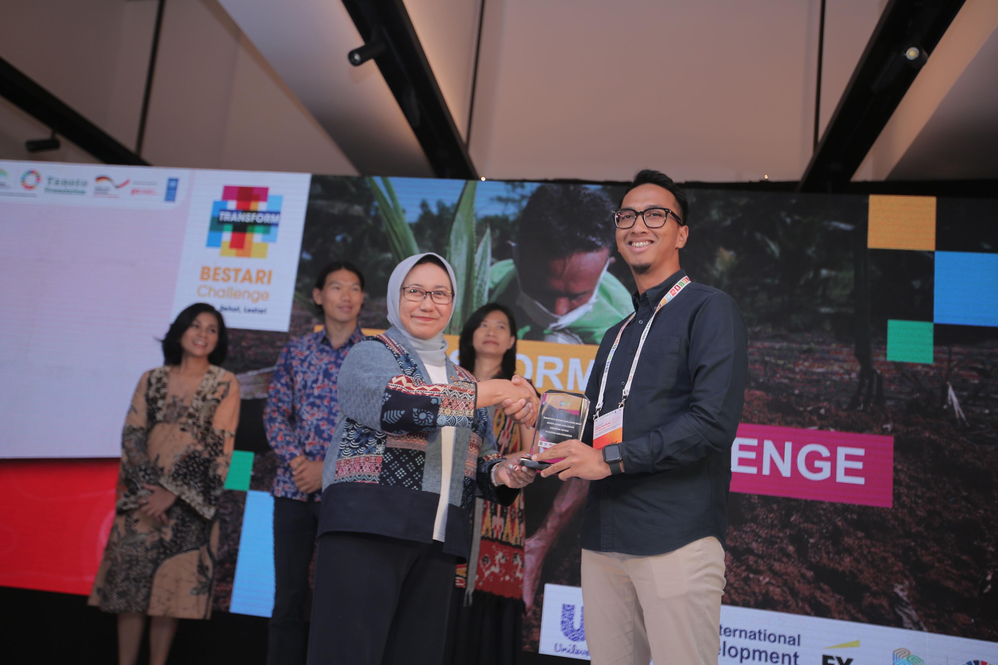 CPO Elevarm, Bayu Adi Persada, menerima piagam penghargaan dari Transform: Bestari Challenge 2024